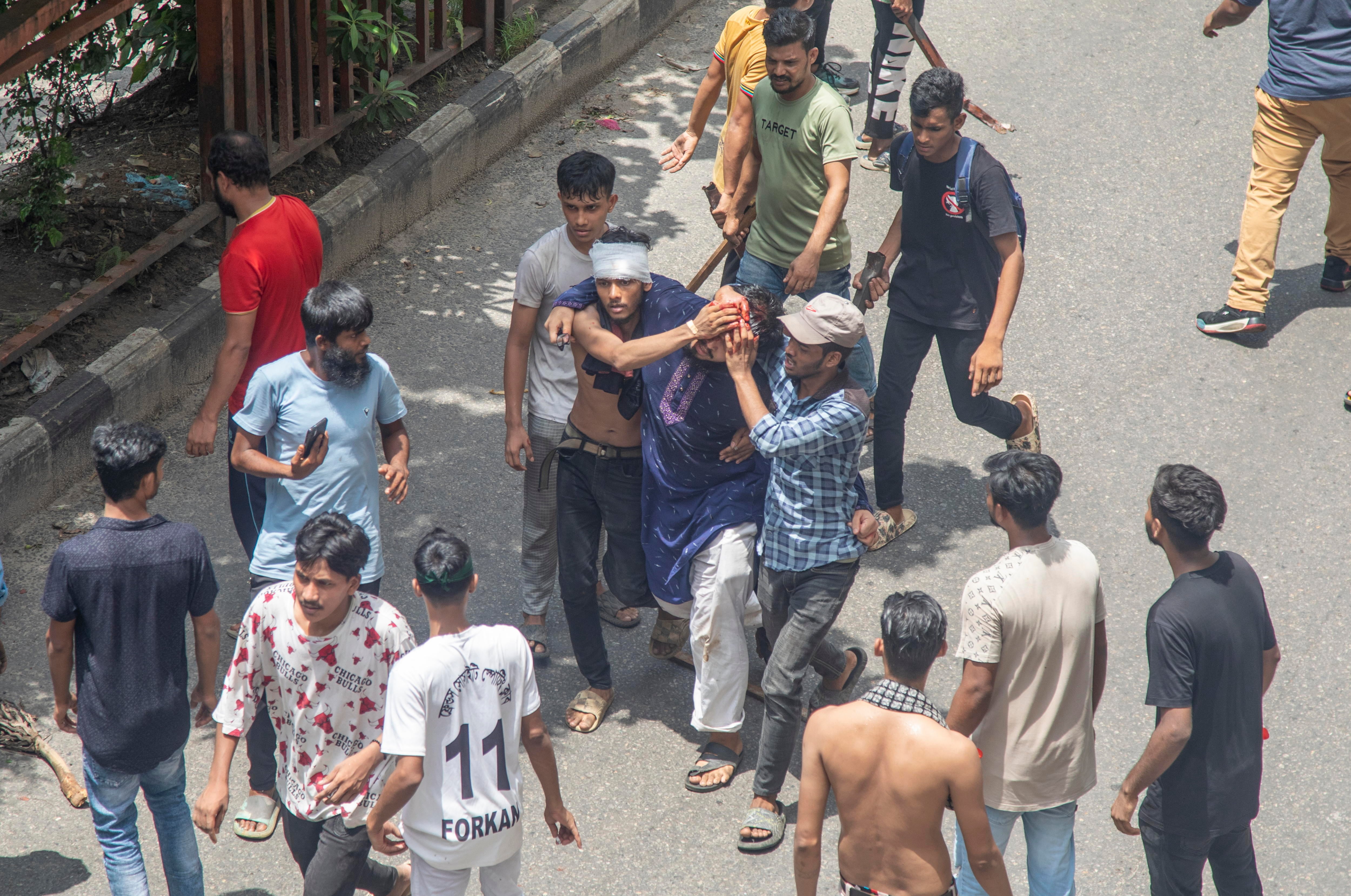 Una marcha de estudiantes pide la dimisión de la líder de Bangladés tras la muerte de 100 personas en choques con la policía 