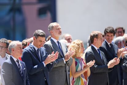 El rey Felipe VI, entre los líderes políticos que acudieron este domingo al homenaje a Miguel Ángel Blanco, en Ermua.