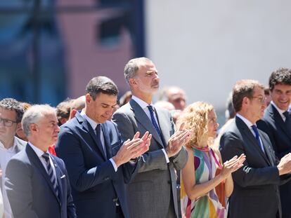 El Rey, junto a Pedro Sánchez, Iñigo Urkullu, Meritxell Batet y Alberto Núñez Feijóo en Ermua (Bizkaia), durante un homenaje a Miguel Ángel Blanco en julio.
