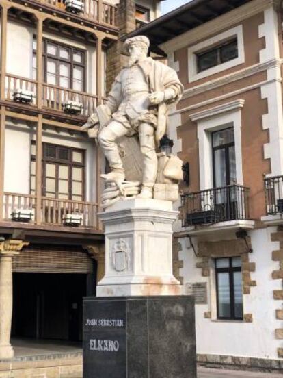 Estatua de Juan Sebastián Elcano frente al Ayuntamiento de Getaria