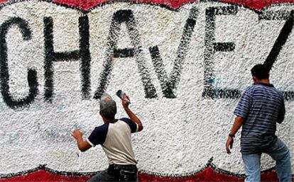 Dos jóvenes pintan un mural de apoyo al presidente venezolano, Hugo Chávez, en Caracas.