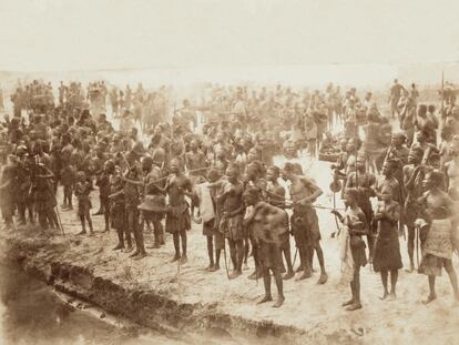 Imagen tomada a orillas del río Sankuru, afluente del Congo, alrededor de 1890.