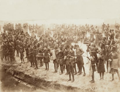 Imagen tomada a orillas del río Sankuru, afluente del Congo, alrededor de 1890.