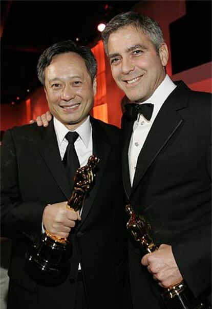 Ang Lee, a la izquierda, Oscar al mejor director por <i>Brokeback Mountain,</i> y George Clooney, con su premio como mejor actor de reparto por <i>Syriana</i>.