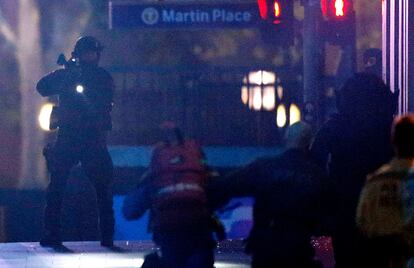 Agentes fuertemente armados han entrado en la cafetería del centro de Sídney en la que desde hacía 16 horas un hombre mantenía retenidas a varias personas.