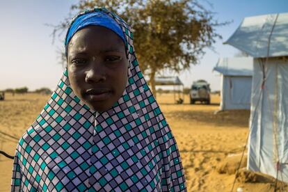La historia de Hadidja Issayacou, de 15 años, no es muy distinta a la de sus compañeras. Tuvo que escapar de Baga, en Nigeria, hace dos años junto a su madre, mientras que su padre llegó poco después. Hace solo dos días que volvió a ver a su hermana desde el día del ataque de Boko Haram. "Pensaba que había muerto, estoy muy contenta", cuenta. "Boko Haram ha cambiado completamente mi vida. En el campo de Dar es-Salam la comida escasea, la gente tiene que calmar el hambre comiendo lo que encuentra entre los arbustos". Coser y el fútbol son las actividades que ocupan todo su tiempo libre.
