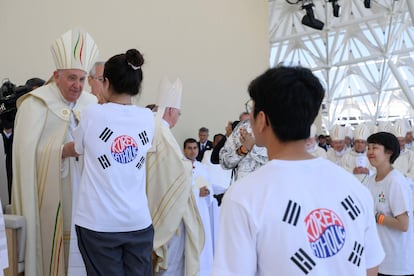  "La próxima JMJ será en Asia, será en Corea del Sur, en Seúl", ha subrayado el Papa Francisco, entre el aplauso de los jóvenes presentes, entre los que había grupos de surcoreanos ondeando sus banderas.