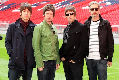Desde la izquierda, Gem Archer, Noel Gallagher, Liam Gallagher y Chris Sharrock, en el estadio de  Wembley (Londres), en la presentación del último disco de Oasis, 'Dig out Your Soul', en octubre de 2008.