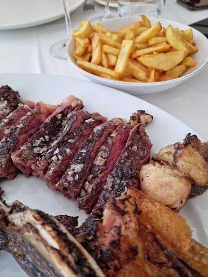 El parrillero Tomás Fernández, al frente de la parrilla de este lugar emblemático de La Rioja, emplea vacas gallegas, viejas, con una ligera maduración de unas dos semanas. Su proveedor es Cárnicas Luismi. Plaza Félix Azpilicueta 1. Fuenmayor. Tel.: 941 450 044 . www.restaurantealameda.com