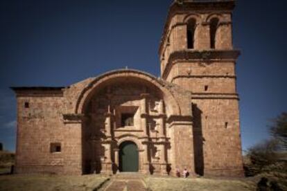 La iglesia dieciochesca de Santiago Apóstol de Pomata, de piedra rojiza y estilo mestizo.