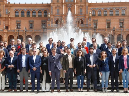 Fotografía de familia de la Ejecutiva Nacional del PP, este sábado en Sevilla.