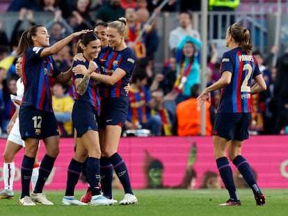 Mapi León celebra un gol junto a Patri Guijarro y otras compañeras del Barcelona.