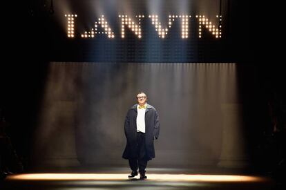 Alber Elbaz tras la presentaci&oacute;n de la colecci&oacute;n de Lanvin en la Semana de la Moda de Par&iacute;s de 2015.