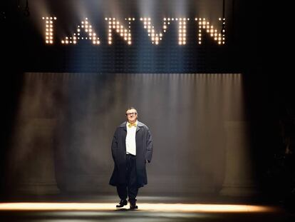 Alber Elbaz tras la presentaci&oacute;n de la colecci&oacute;n de Lanvin en la Semana de la Moda de Par&iacute;s de 2015.