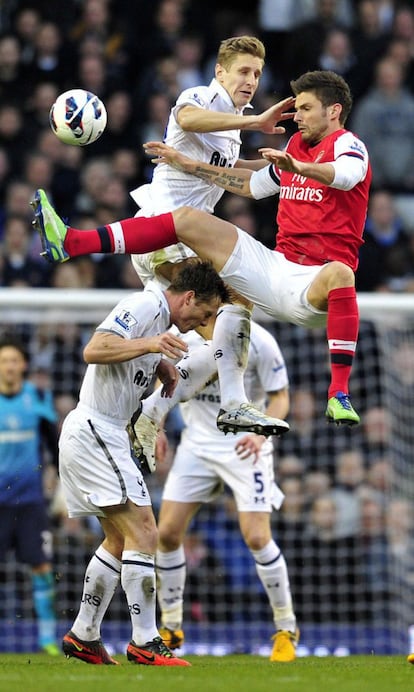 Olivier Giroud salta con Michael Dawson.