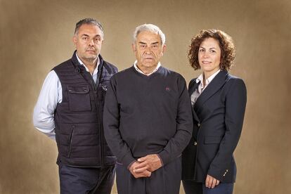 En el centro, José Nieto Blas, fundador de Cecinas Nieto, flanqueado por sus hijos y continuadores del negocio, Conchi y José Luis Nieto.