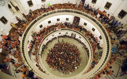Defensores del derecho al aborto protestan en Texas en 2013. Diferentes leyes estatales han contribuido al cierre de 70 cl&iacute;nicas en una docena de estados. 