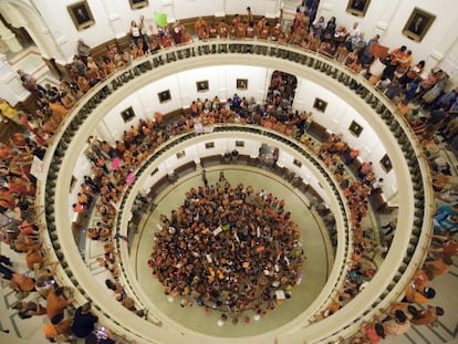 Defensores del derecho al aborto protestan en Texas en 2013. Diferentes leyes estatales han contribuido al cierre de 70 cl&iacute;nicas en una docena de estados. 