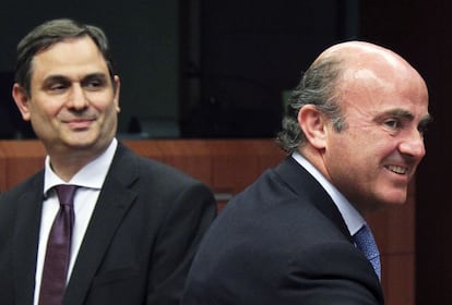 La crisis griega, la reforma del sistema financiero español y el futuro de Bankia son algunos de los asuntos principales que se abordan en la reunión. En la imagen, el Ministro griego de Economía, Filippos Sachinidis (izquierda) y Luis de Guindos