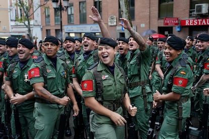 Integrantes del Ejército del Aire saludan a los viandantes antes de la parada militar.