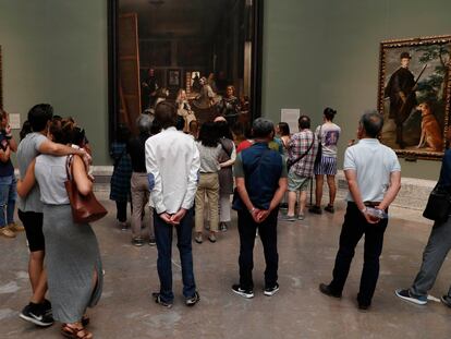 Visitantes del Museo del Prado en 2019 miran 'Las meninas' de Velázquez.