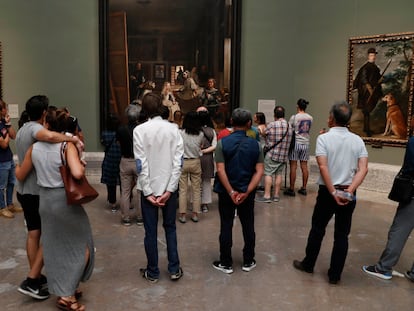 Visitantes del Museo del Prado en 2019 miran 'Las meninas' de Velázquez.