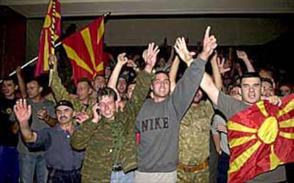 Manifestantes macedonios protestan ante el Parlamento en contra de la negociación con los albaneses.