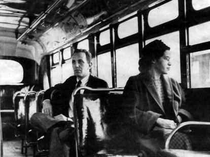 L'activista Rosa Parks en un autobús de Montgomery.