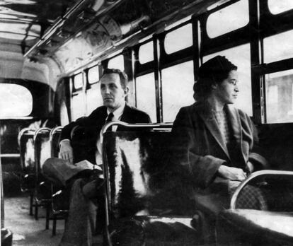 L'activista Rosa Parks en un autobús de Montgomery.