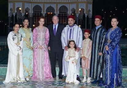 El rey Juan Carlos, con la familia real de Marruecos, durante su viaje oficial al país.