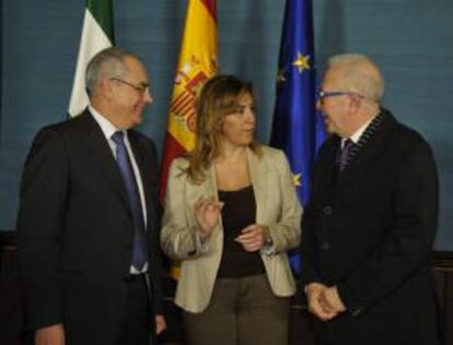 La Presidenta de la Junta de Andalucía, Susana Díaz (c), acompañada del consejero de Economía, Innovación y Empleo, Francisco Sánchez Maldonado (d), y el presidente de Airbus España, Domingo Ureña, conversan al comienzo de la reunión mantenida esta tarde en el palacio de San Telmo, sede del ejecutivo en Sevilla.