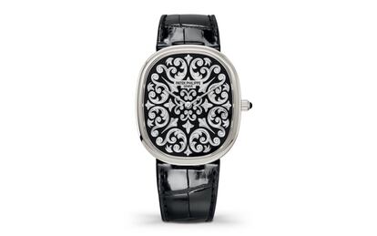 Patek Philippe celebra el 50 aniversario de uno de sus modelos emblemáticos. Esta serie limitada se distingue por su diseño de fondo negro y volutas en oro blanco de 18 quilates. Además, las 100 unidades disponibles estarán acompañadas por unos gemelos de oro blanco.