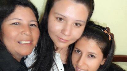 Juana Armella y sus hijas Priscila y Daniela, en una imagen cedida por la familia de hace 20 años.