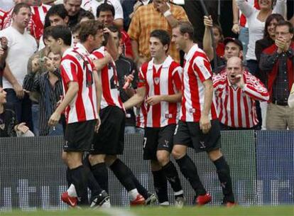 Los jugadores del Ahtletic celebran el gol de Etxeberría