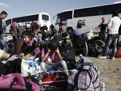 Refugiados sirios esperan su traslado desde Idomeni (Grecia) a un centro de acogida