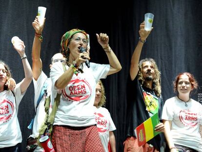 Representantes de Proactiva Open Arms, sobre el Main Stage del Rototom en la clausura del festival, el pasado 22 de agosto.jpg