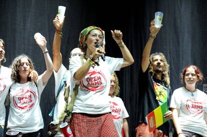 Representantes de Proactiva Open Arms, sobre el Main Stage del Rototom en la clausura del festival, el pasado 22 de agosto.jpg