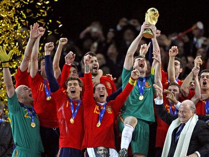 Los jugadores españoles, con Casillas alzando el trofeo, celebran el pasado 11 de julio, en Johanesburgo, la conquista de la Copa del Mundo.