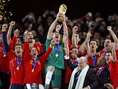 Los jugadores españoles, con Casillas alzando el trofeo, celebran el pasado 11 de julio, en Johanesburgo, la conquista de la Copa del Mundo.