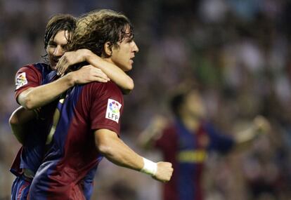 Messi abraza a Carles Puyol durante el partido de la Liga 2006/07 entre el Athletic de Bilbao y el Barcelona, en el estadio de San Mamés.