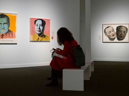 Una visitante en una sala de la exposición 'El sueño americano', en CaixaForum.