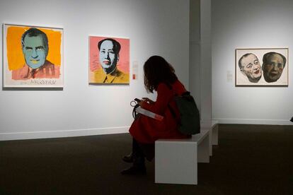 Una visitante en una sala de la exposición 'El sueño americano', en CaixaForum.