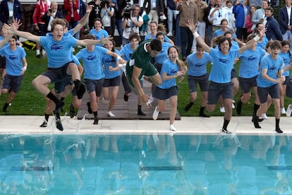 Alcaraz se lanza acrobáticamente a la piscina del RCTB.