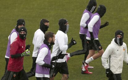 Varios jugadores del Valencia durante el entramiento del viernes. 