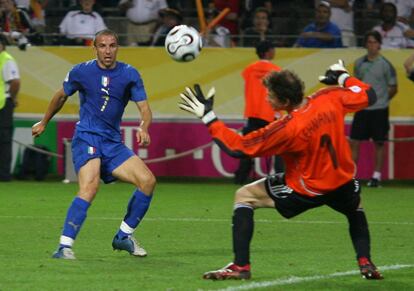 El portero alemán, Lehmann, no puede atajar el tiro de Del Piero , en el segundo gol de Italia de la semifinal del Mundial de Alemania 2006, disputada en Dortmund.