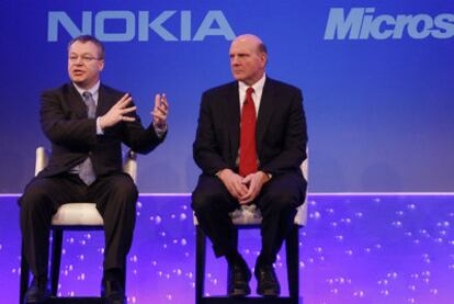 Stephen Elop (Nokia) y Steve Ballmer (Microsoft) durante el anuncio en Londres de su alianza.