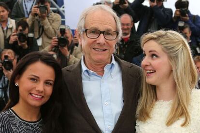 Las actrices Siobhan Reilly y Jasmin Riggins (a la izquierda) posan con el director Ken Loach en la presentaci&oacute;n de &#039;The Angel&#039;s Share&#039; en Cannes 