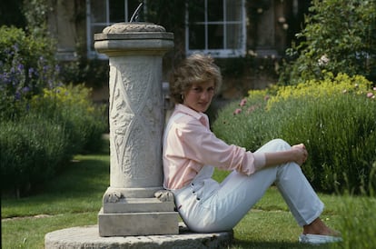 Diana de Gales en 1986, en Gloucestershire, con zapatos náuticos.