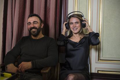 La actriz Ceyda Ates bromea con sus compañeros de la unidad de dirección durante el rodaje de la telenovela Çocuk.