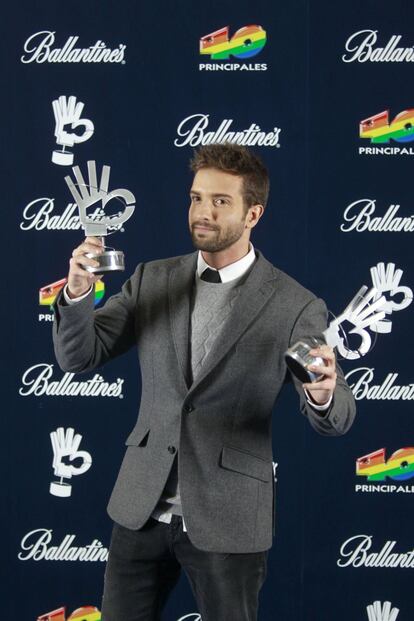 El cantante Pablo Alborán, premio a la mejor canción nacional y al mejor artista nacional, durante la gala de entrega de los Premios 40 Principales, celebrada esta noche en el Palacio de los Deportes de la Comunidad de Madrid. 